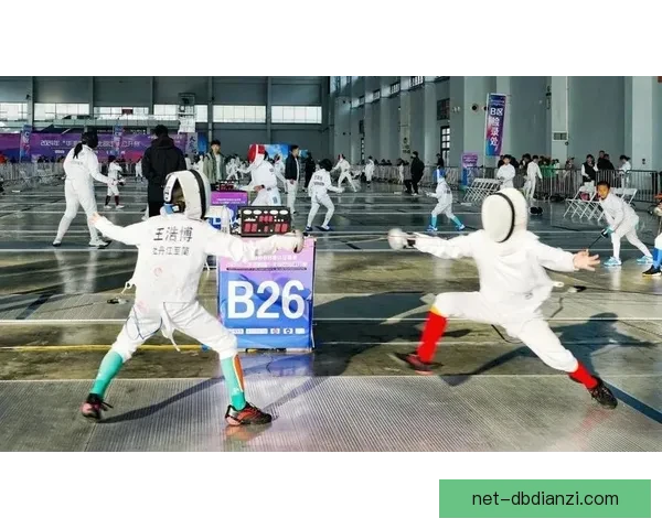 击剑直播：挥剑翻江倒海，剑光闪耀全城